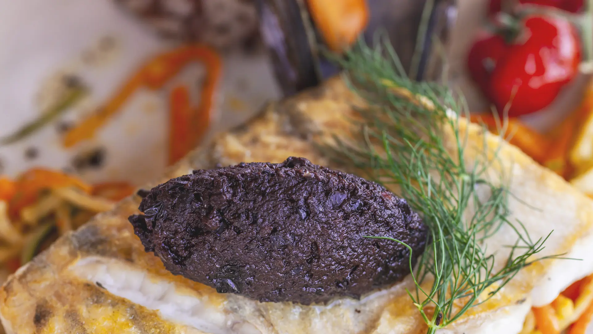 Frischer Fisch, Reis und Beilagen