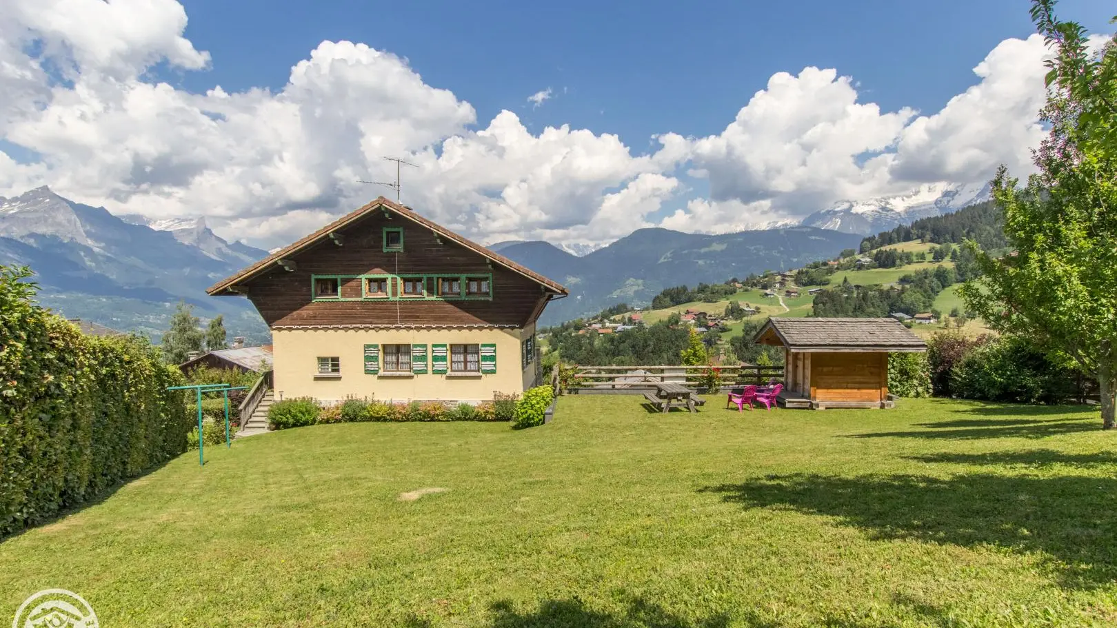 Terrain situé sur l'arrière de la maison avec coin terrasse privatif.