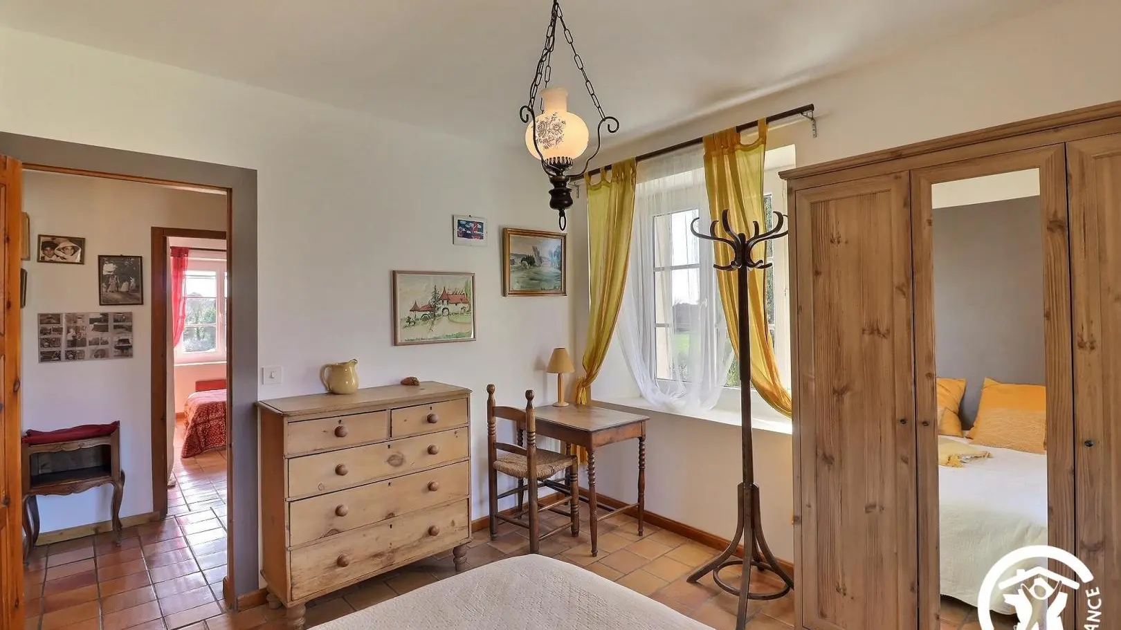 Chambre jaune avec 1 commode et 1 armoire