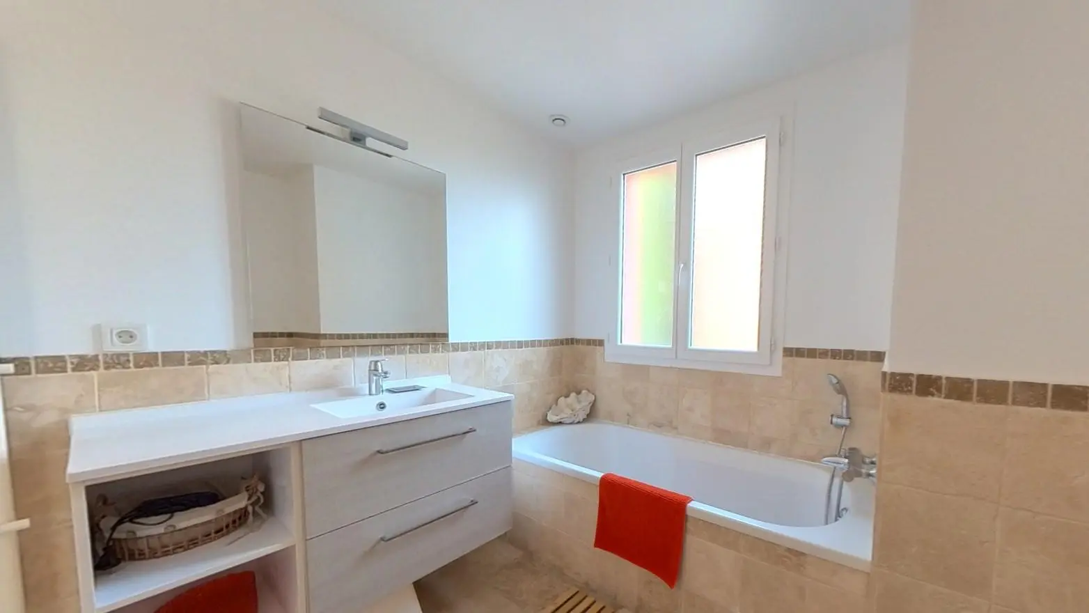 Salle de bains Niveau 1 - Terres Rouges - Théoule-sur-Mer - Gîtes de France Alpes-Maritimes