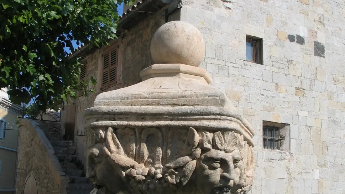 Eglise d'Ollioules et fontaine