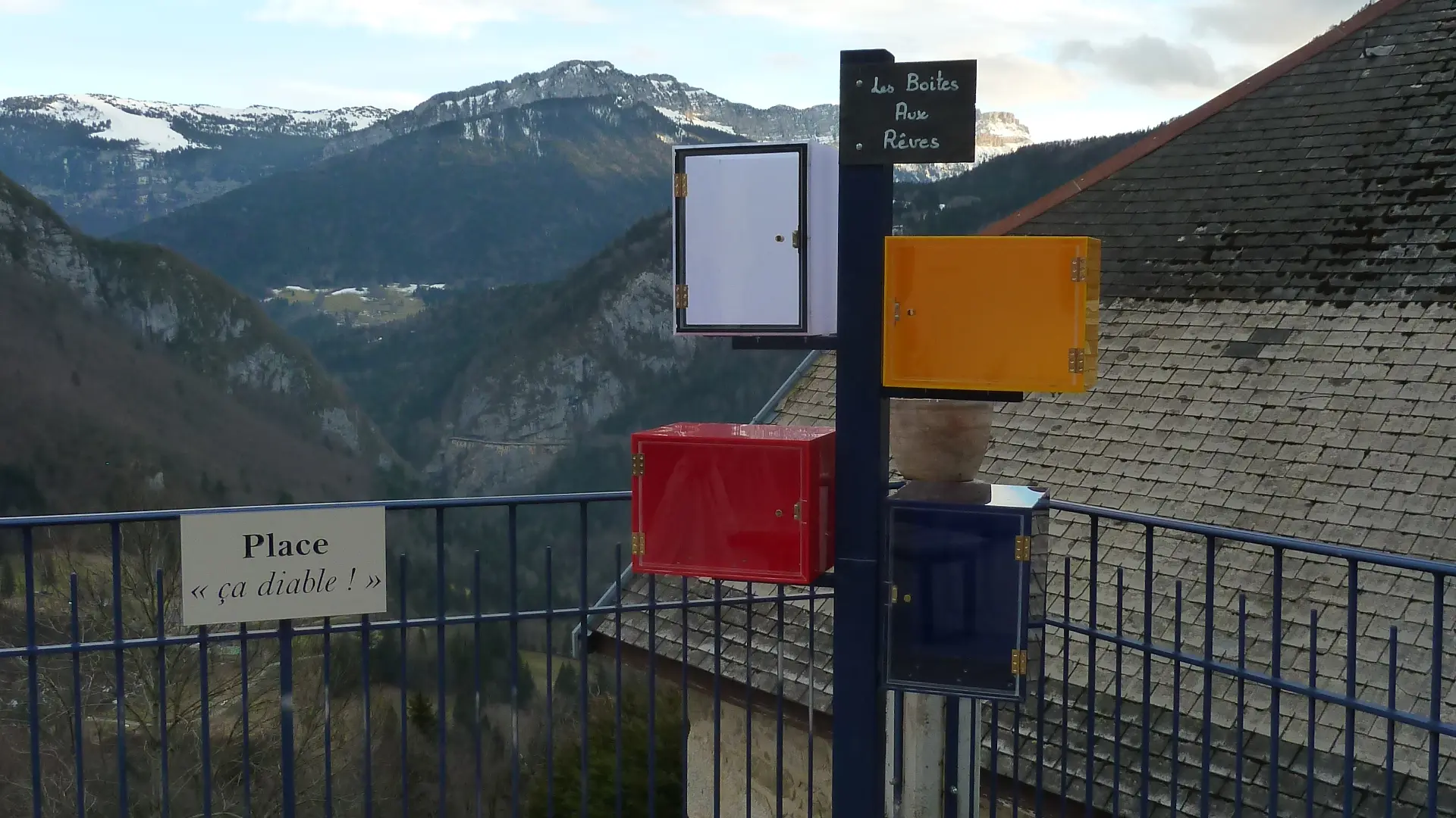 Boîte à livres proche du jardin