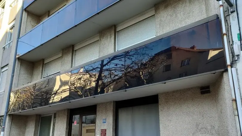 Appartement au 3ème étage de cet immeuble au centre de la ville de St-Chamond - à 200m de la gare.