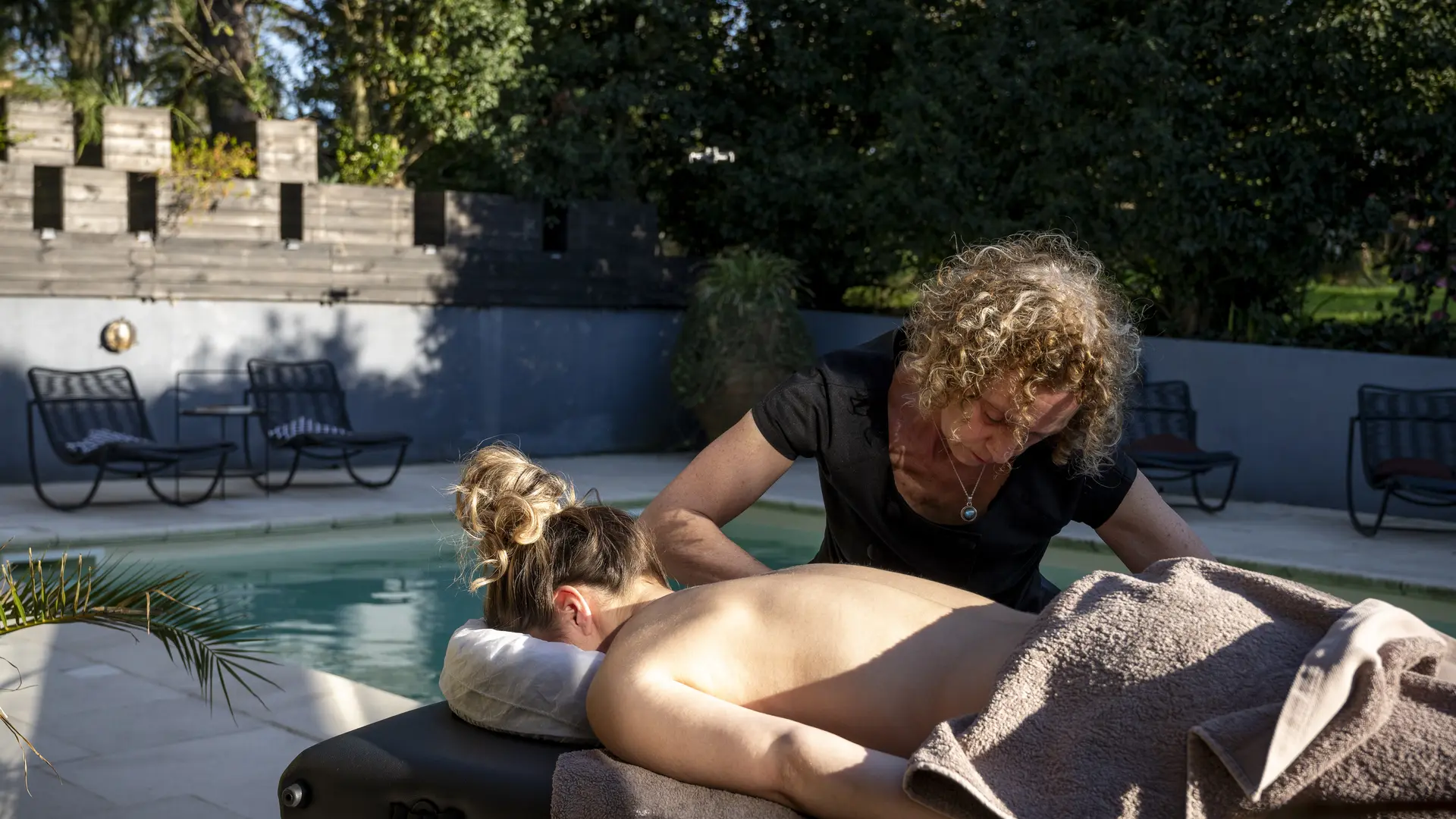 Massage relaxant au Domaine ForRest, espace bien-être pour séjour insolite au vert, week-end romantique et slow tourisme à 1h de Lyon, Clermont-Ferrand et Saint-Étienne