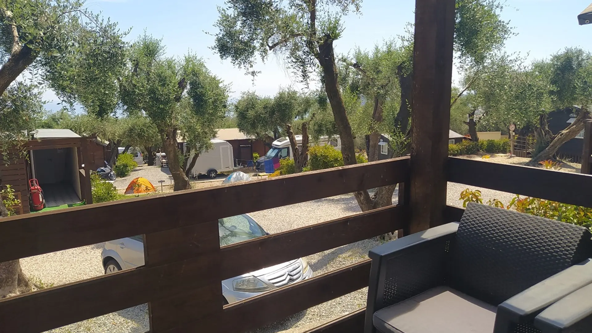 Terrasse d'un chalet exposée plein sud et vue mer