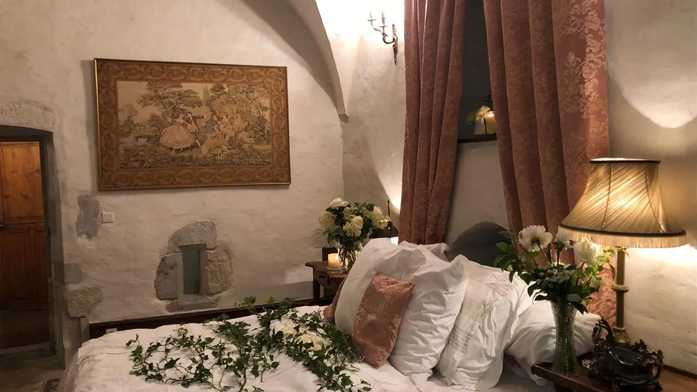 Belle de nuit - Chambre/suite nuptiale. Cette chambre peut être décorée de pétales de roses et de lierre lors des mariages (en supplément).