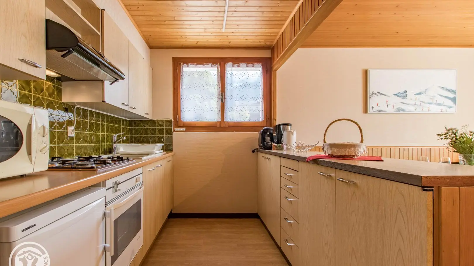 La cuisine avec une vue sur la Chaîne des Aravis