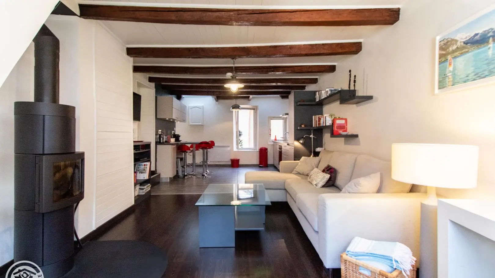 Séjour traversant avec poêle à bois (non-utilisable)