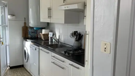 moderne und voll ausgestattete Küche