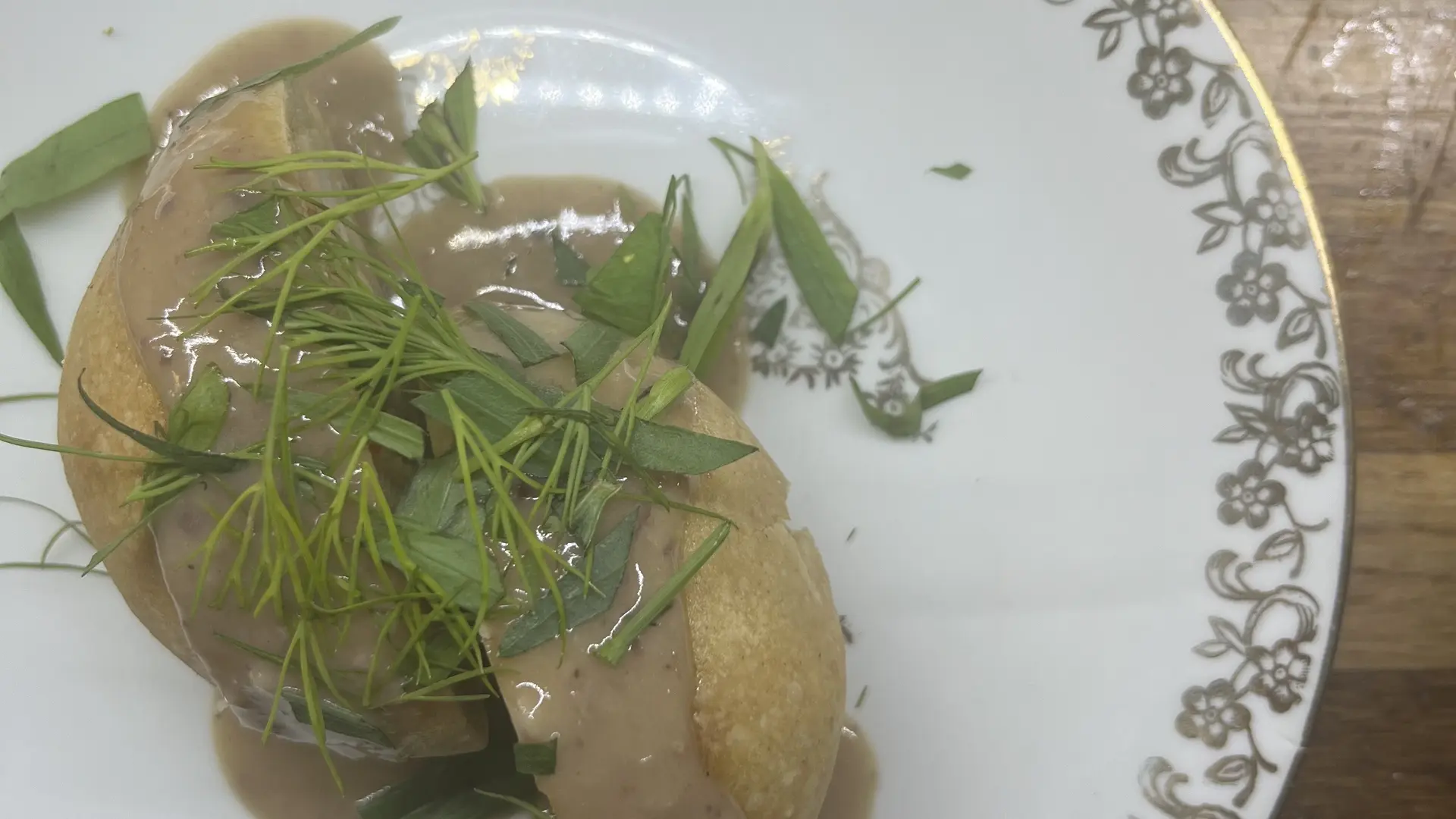 Pain vapeur farci, sauce anchoïade, herbes fraîches