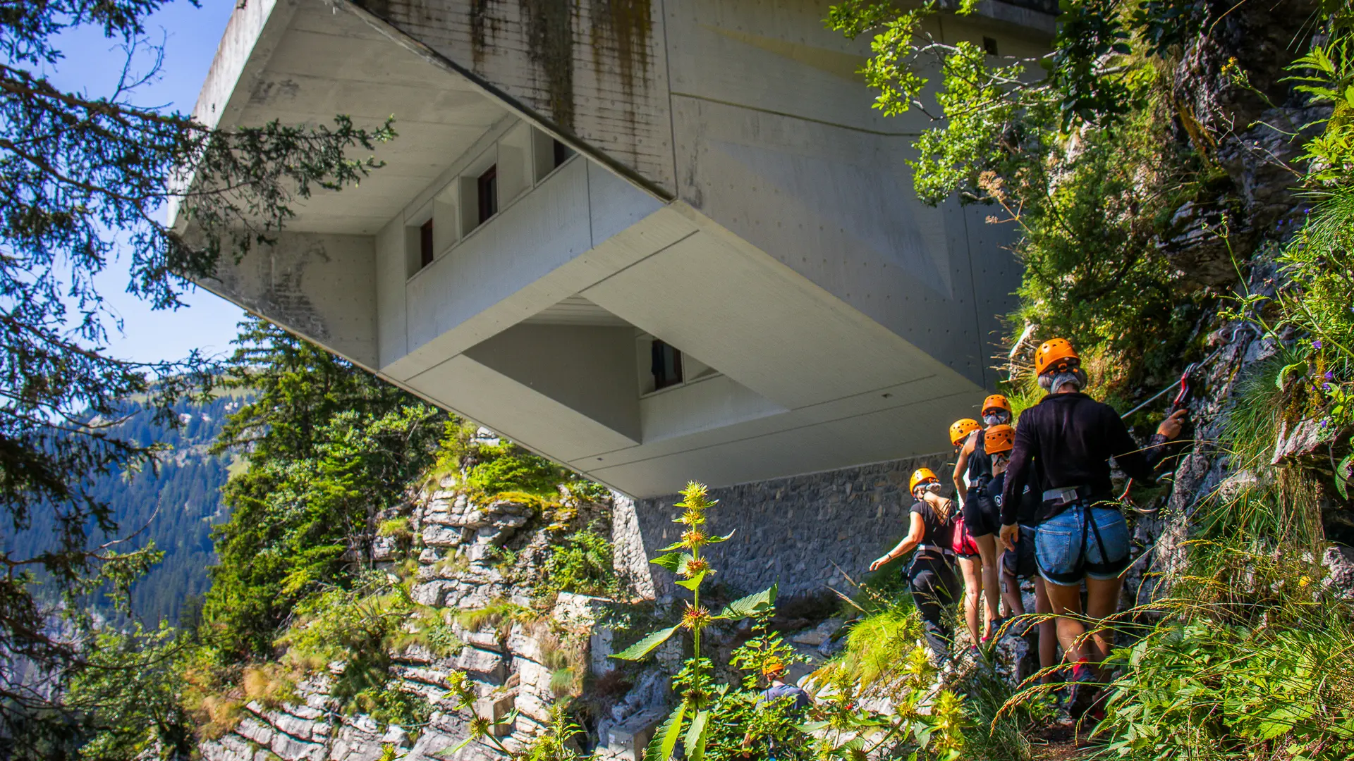 Début du parcours avec le passage sous le porte-à-faux Le Flaine