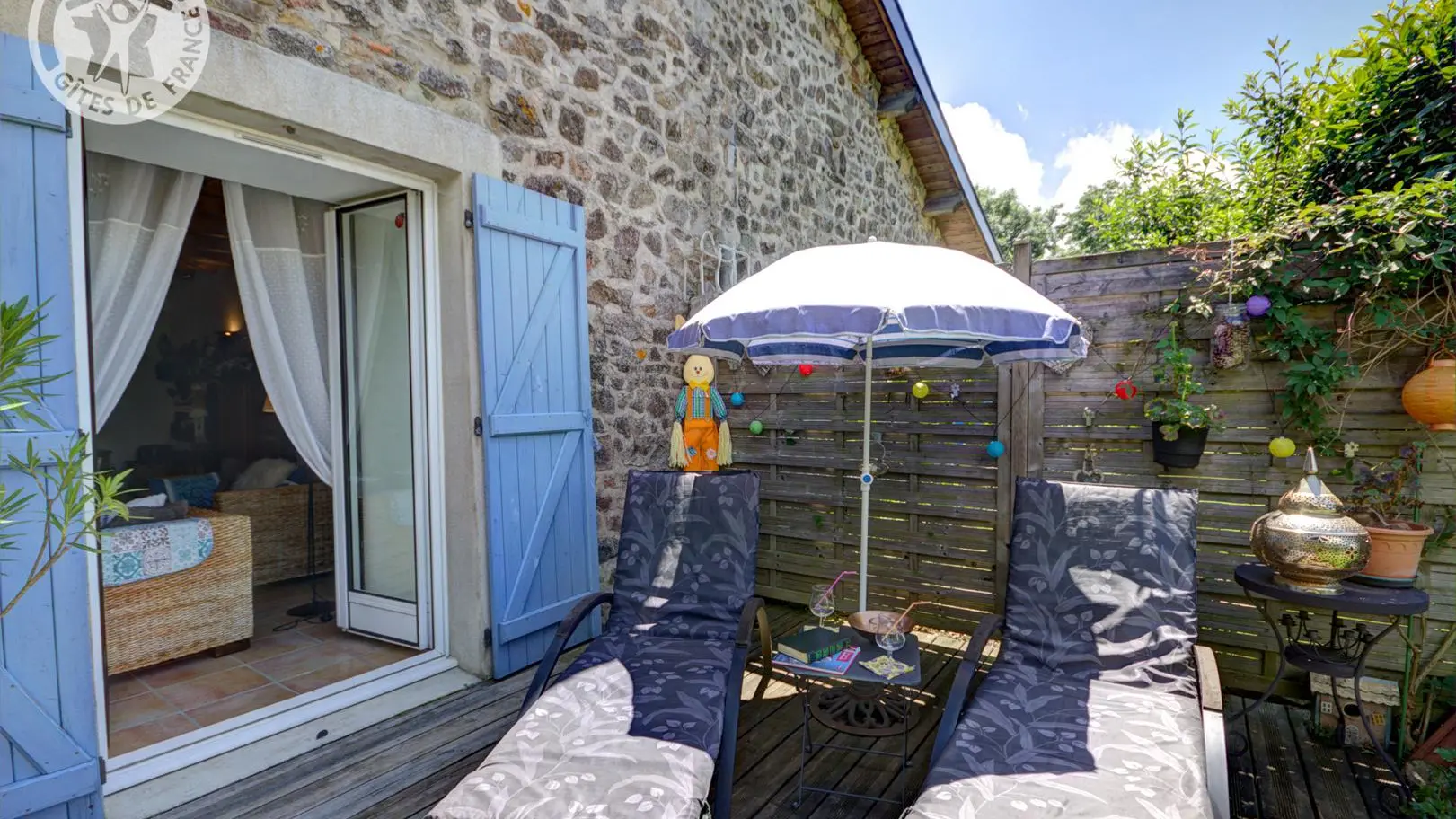 Chaises longues sur la terrasse