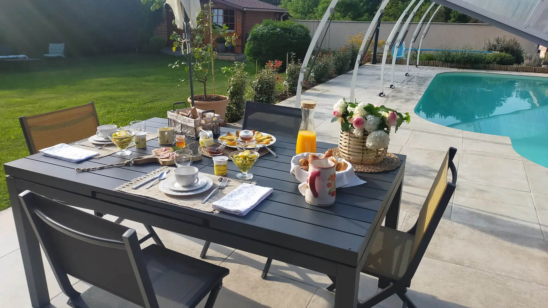 Petit déjeuner au bord de la piscine