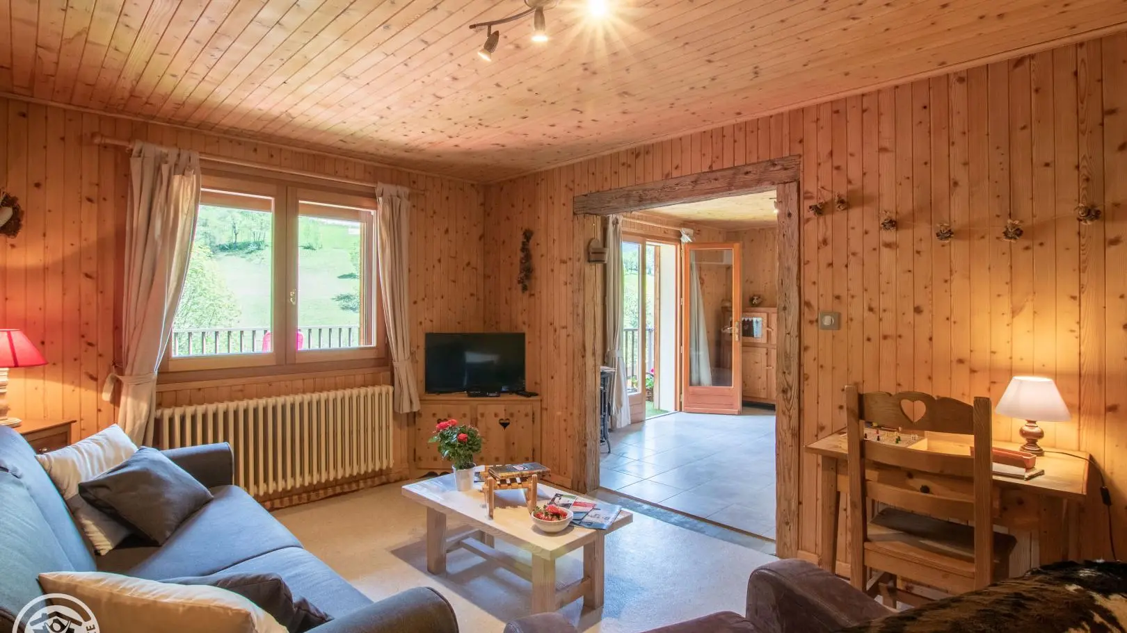 Salon ouvert sur la pièce de vie