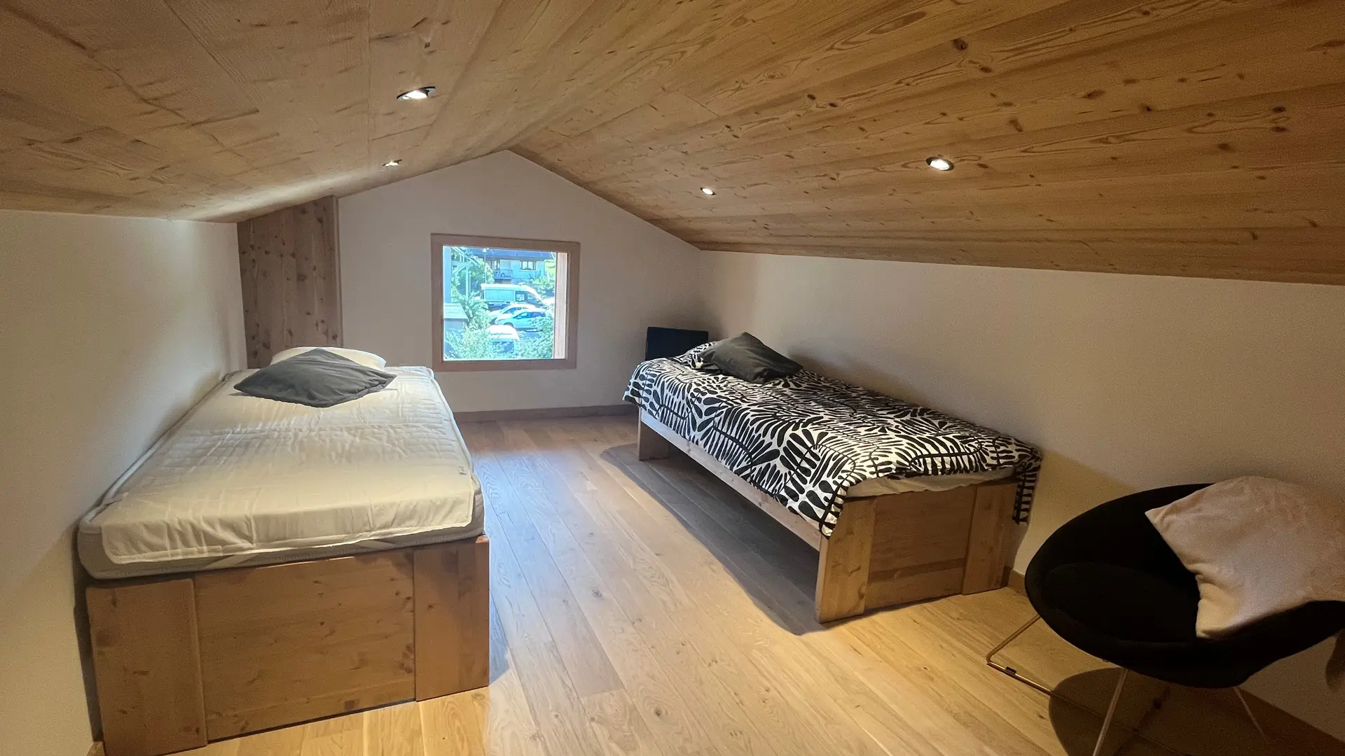 Une chambre avec lits simples