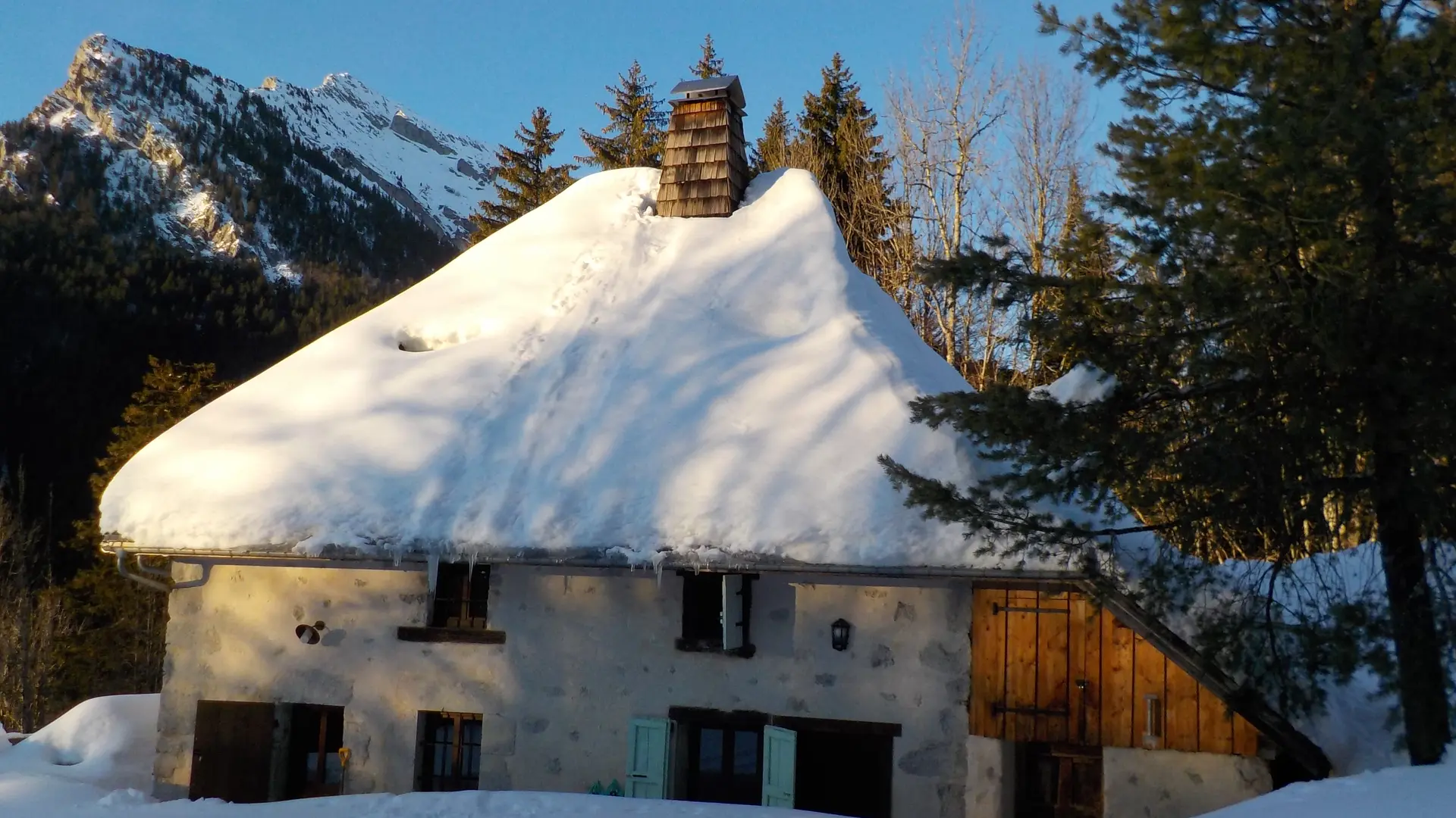 Le gîte sous la neige