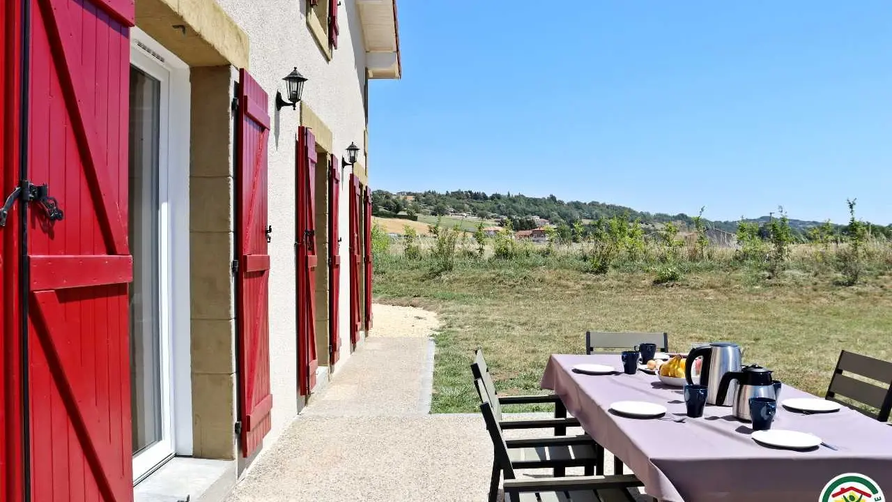 Terrasse privative avec salon de jardin, barbecue, transats et bain à remous