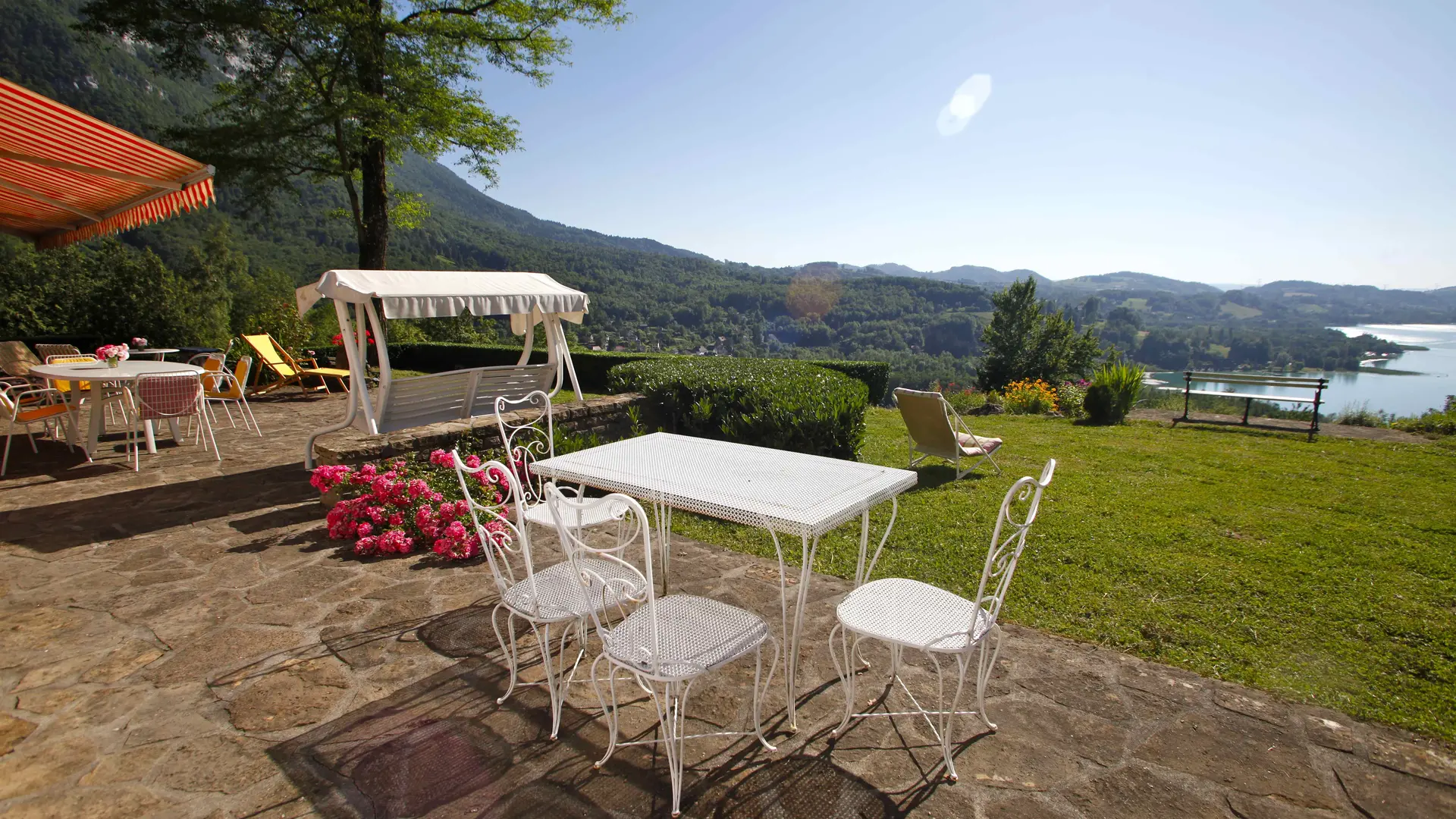 Gîte terrasse vue lac Aiguebelette