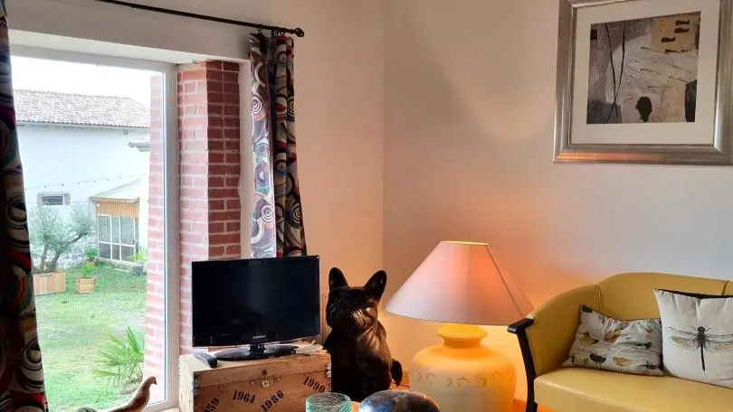 Salon privatif de la chambre.