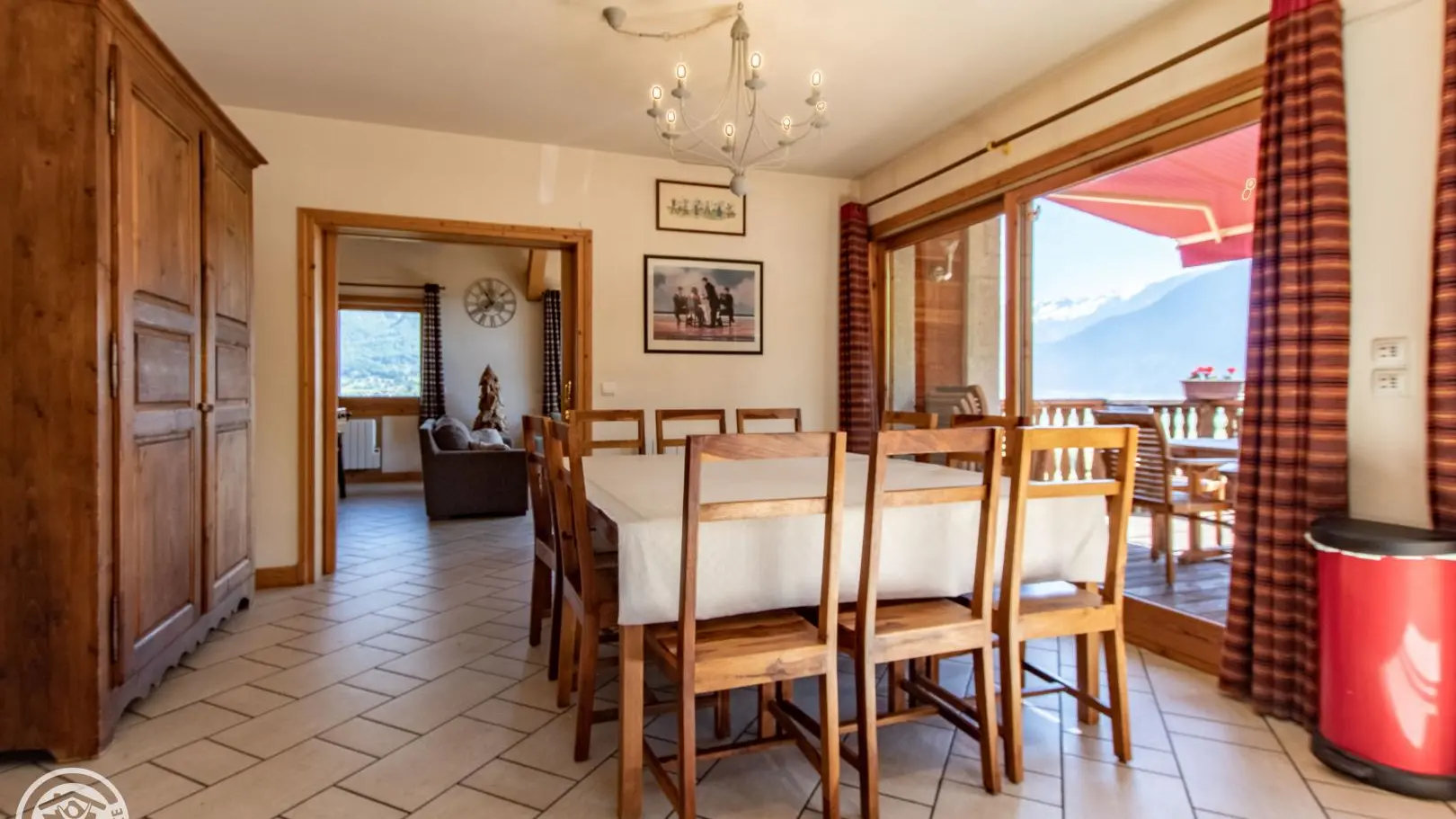 Espace repas et accès au séjour.