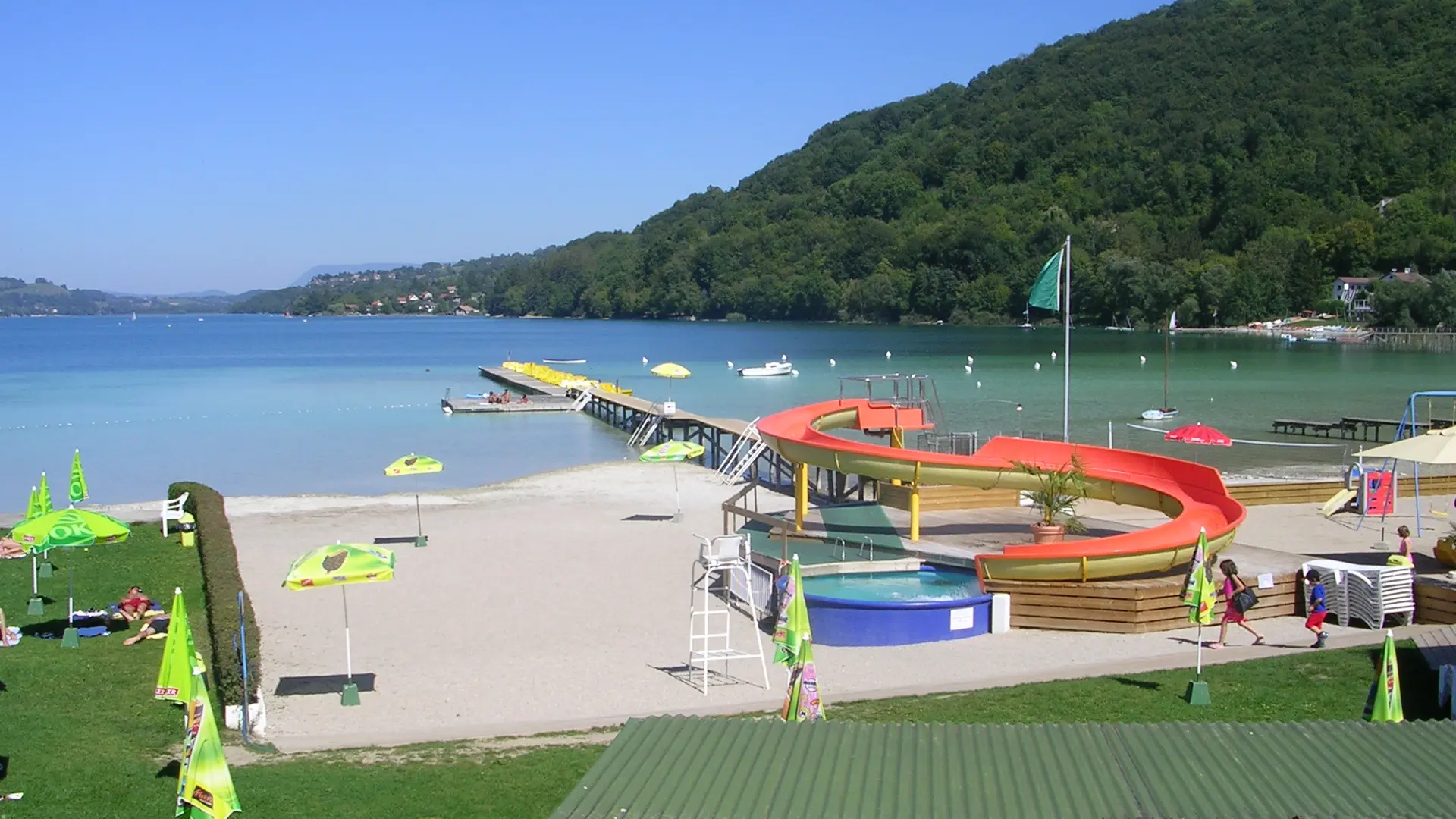 Hôtel Beau Rivage la plage de l'hôtel et le toboggan