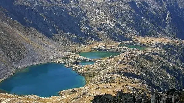 Les lacs de Vens en été, photographiés en plongée, (2327 m pour le premier lac)