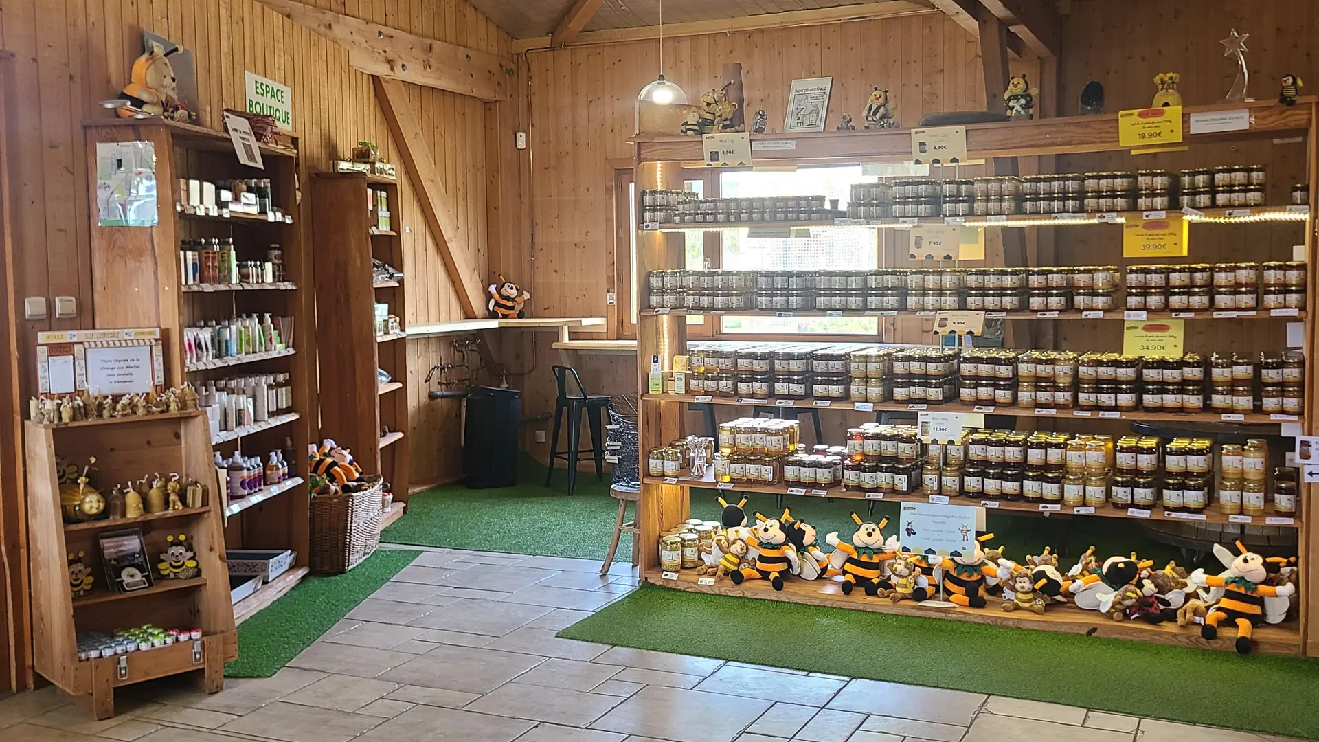 a Boutique - Miellerie La Grange aux abeilles  à Estivareilles za le generret 42380 Estivareilles _Estivareilles