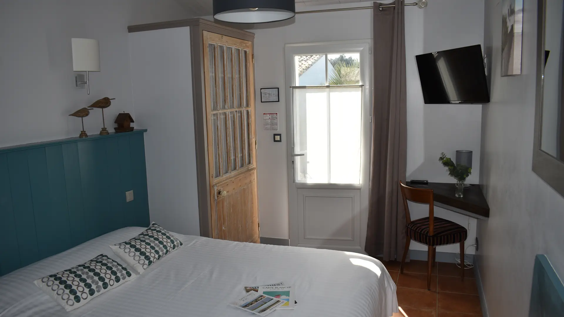 Habitación doble con zona de televisión