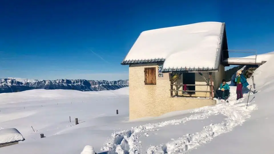 Refuge enneigé en montagne