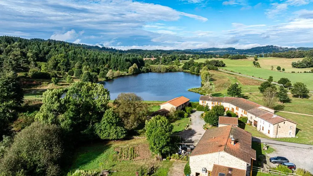 Vue de l'ensemble du domaine : Restaurant, hôtel, 2 gîtes, et salle de séminaire