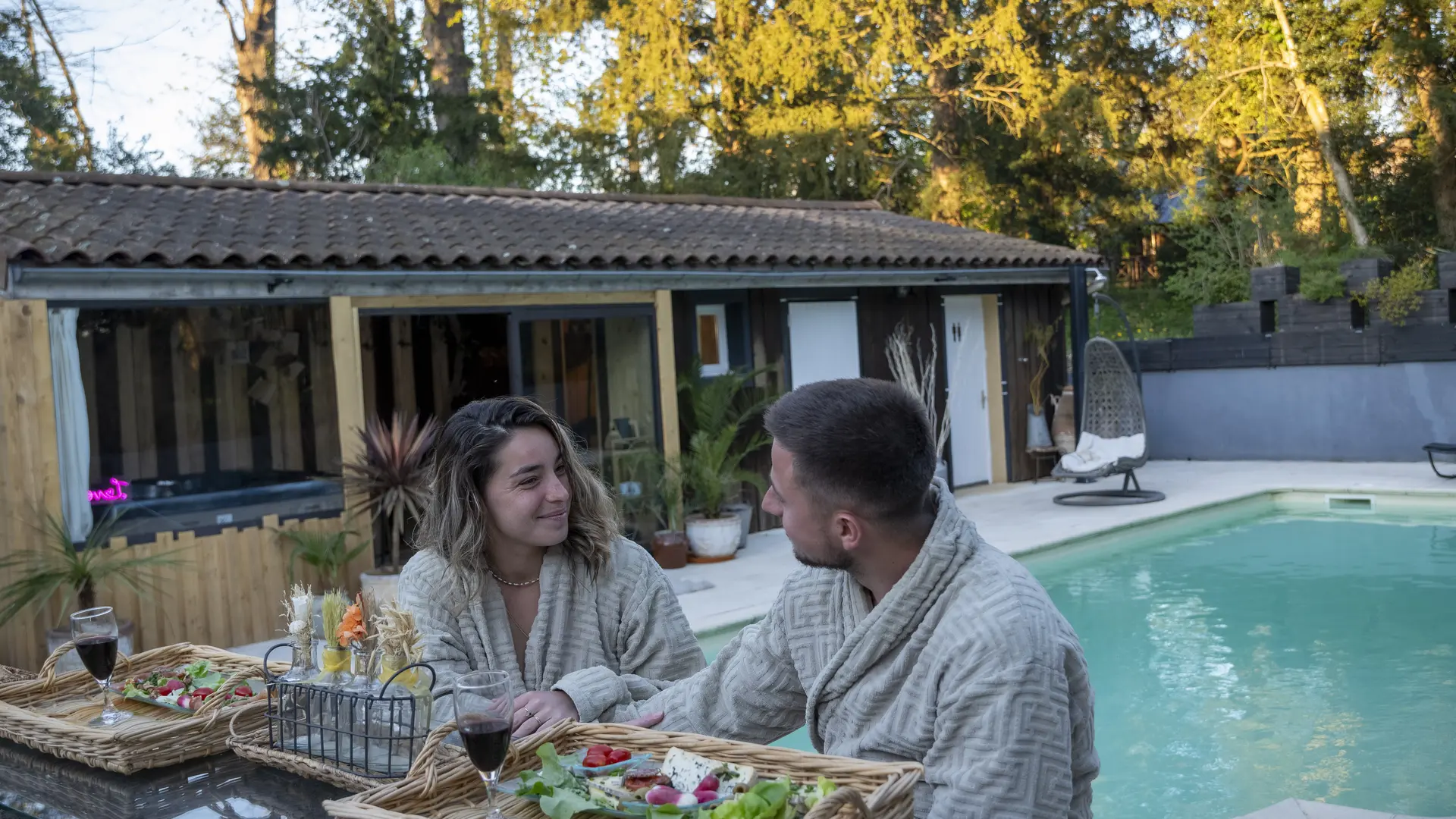 Demi-pension au Domaine ForRest avec panier repas veggie ou classique, séjour insolite au vert et week-end romantique à 1h de Lyon, Clermont-Ferrand et Saint-Étienne