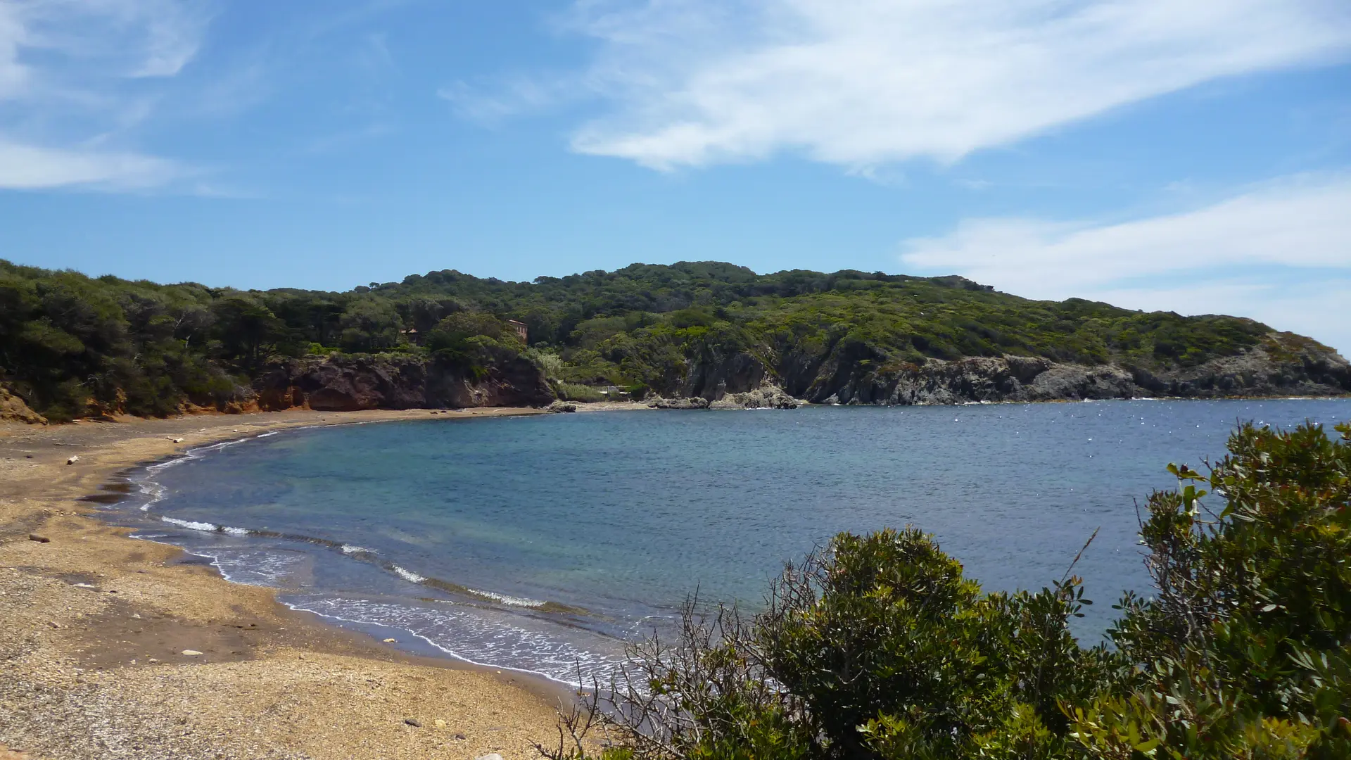 La plage noire du Langoustier à Porquerolles