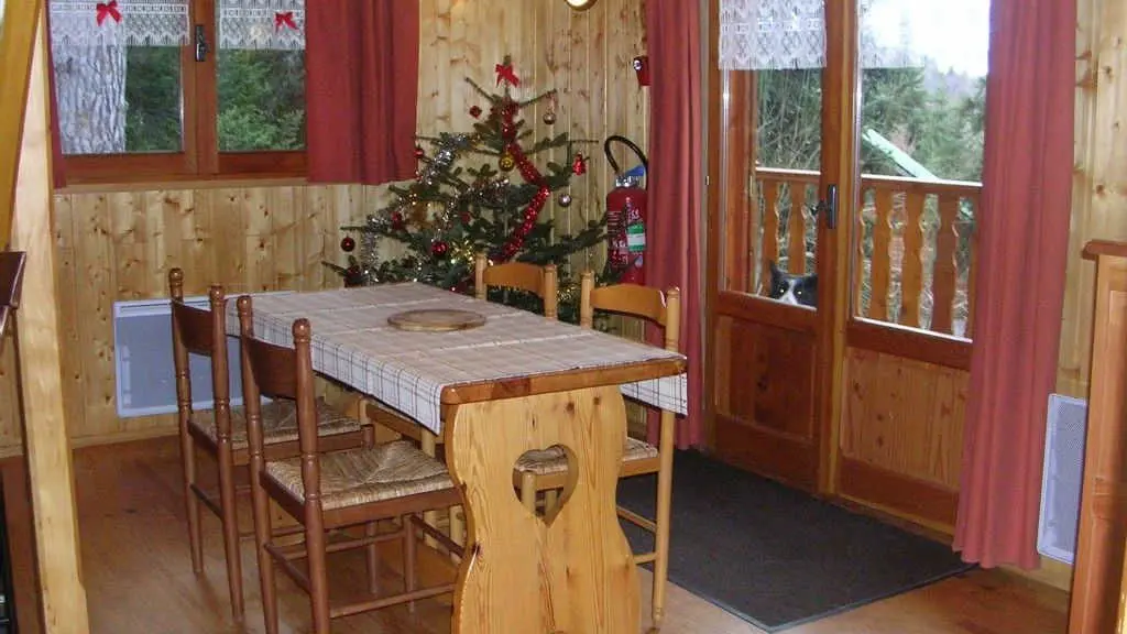 Gîte Le Bego-Entrée principale sur salle à manger-Luceram Peira Cava-Gites de France Alpes Maritimes