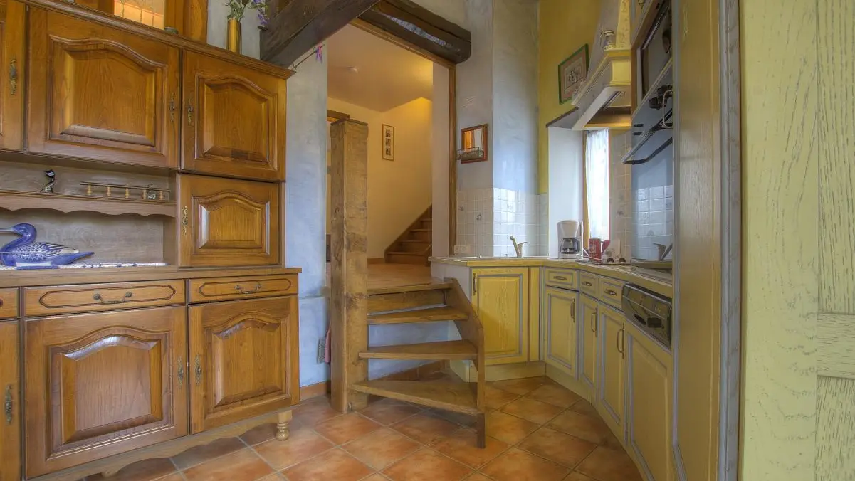 Cuisine et escalier pour accéder au palier.