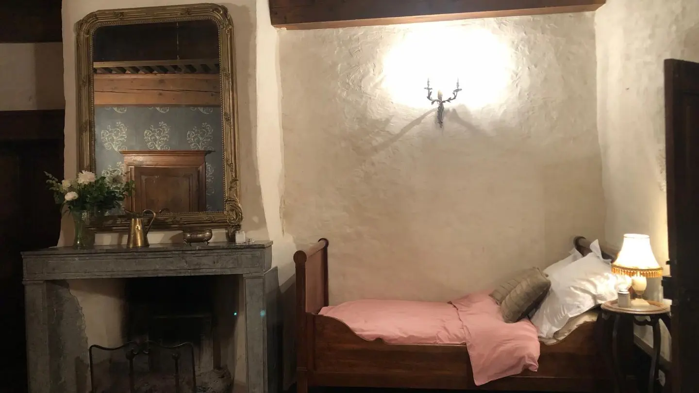 Chambre attenante de 2 lits - Cheminée en fonction pour veillée au coin du feu dans la chambre : 