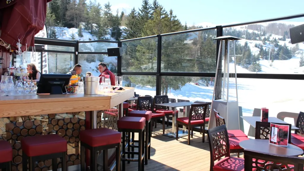 Le Red Cap et sa terrasse plein air face aux pistes de Superdévoluy, Dévoluy, Hautes-Alpes