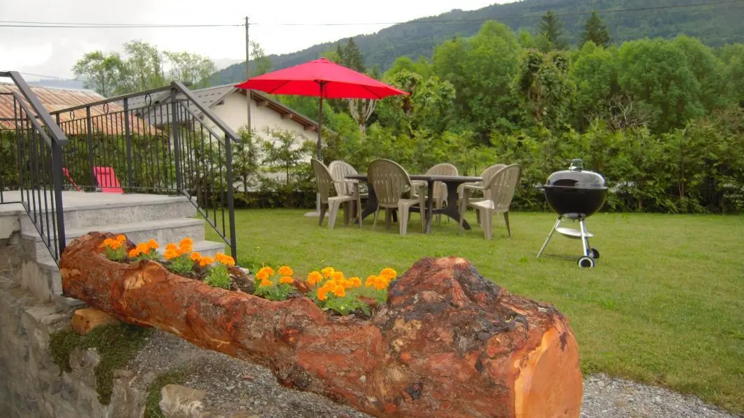 Terrasse et jardin privés avec salon de jardin, barbecue, parasol...