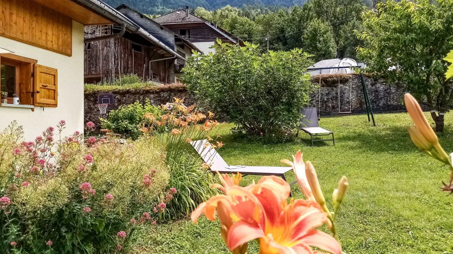 Terrain à disposition devant le gîte