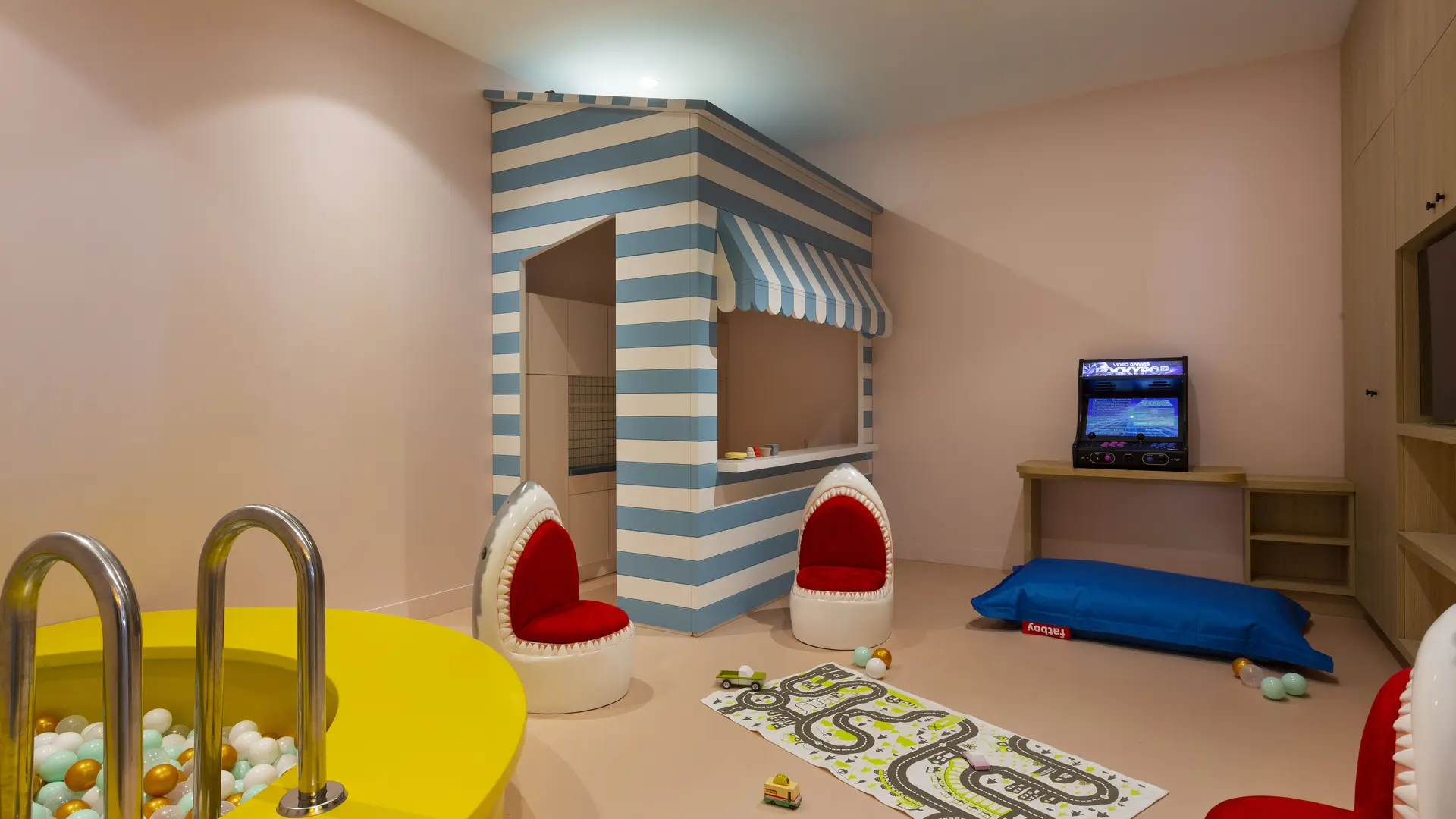 Salle de jeux pour les enfants accolée au lobby principal à côté du bar