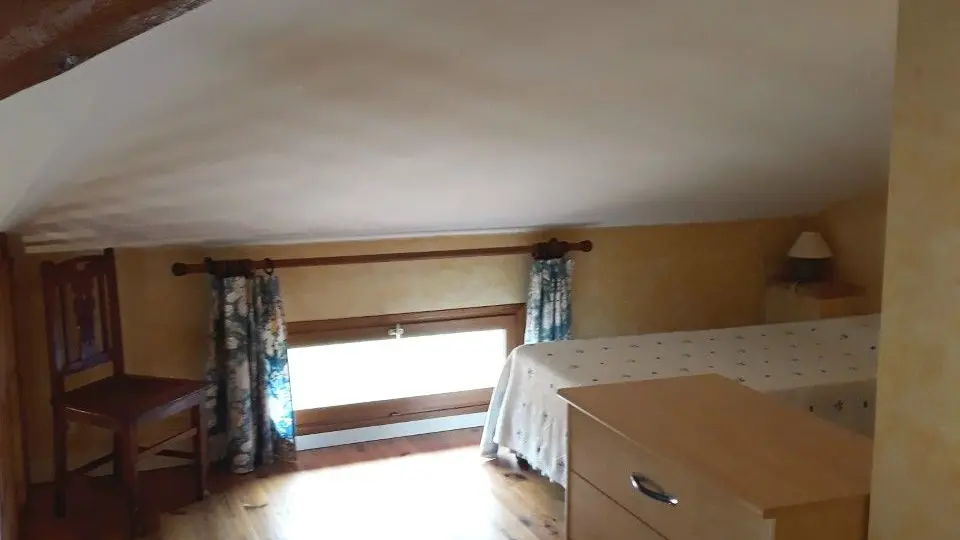 Pièce mansardée en face la chambre avec 2 lits de 90