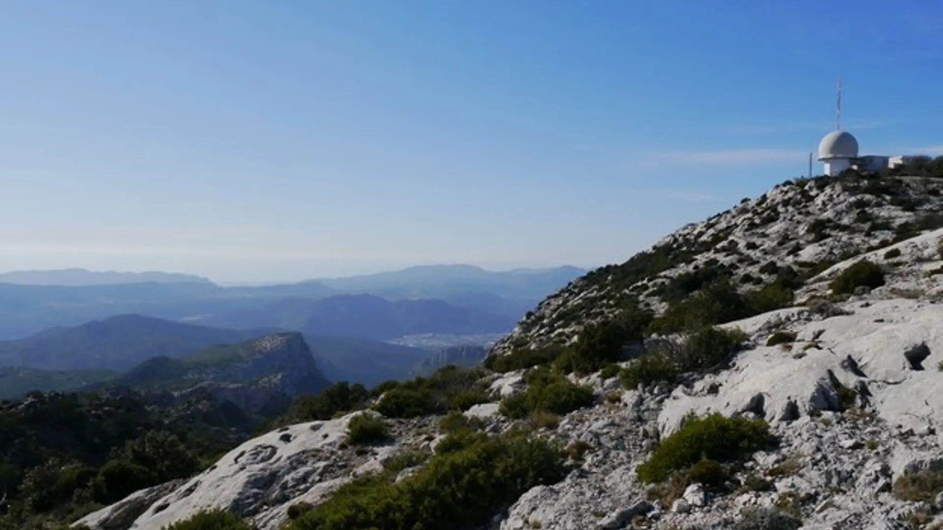 Le radar du pic de Bertagne et la vue depuis les crêtes