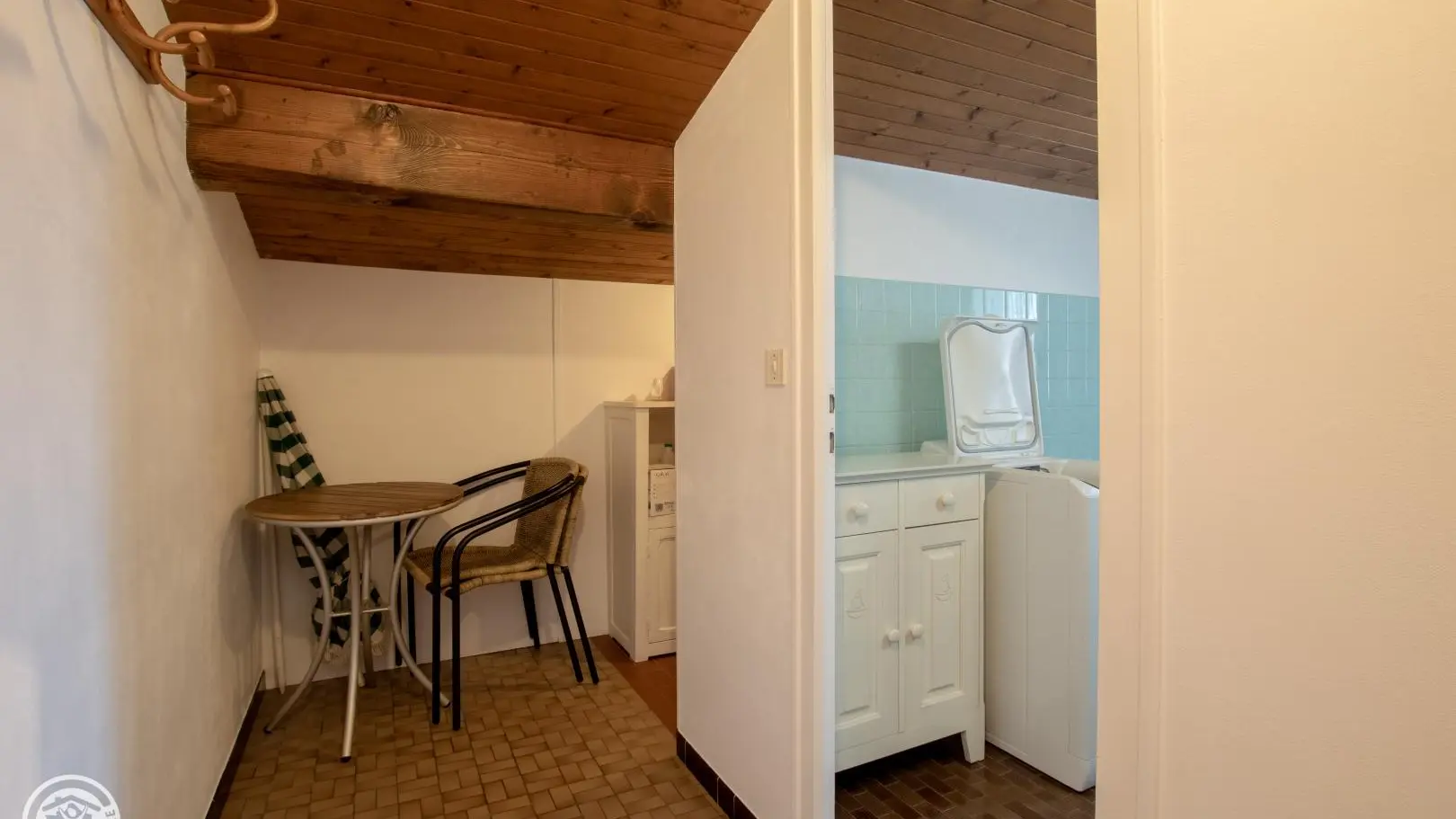 Débarras et salle de bain.