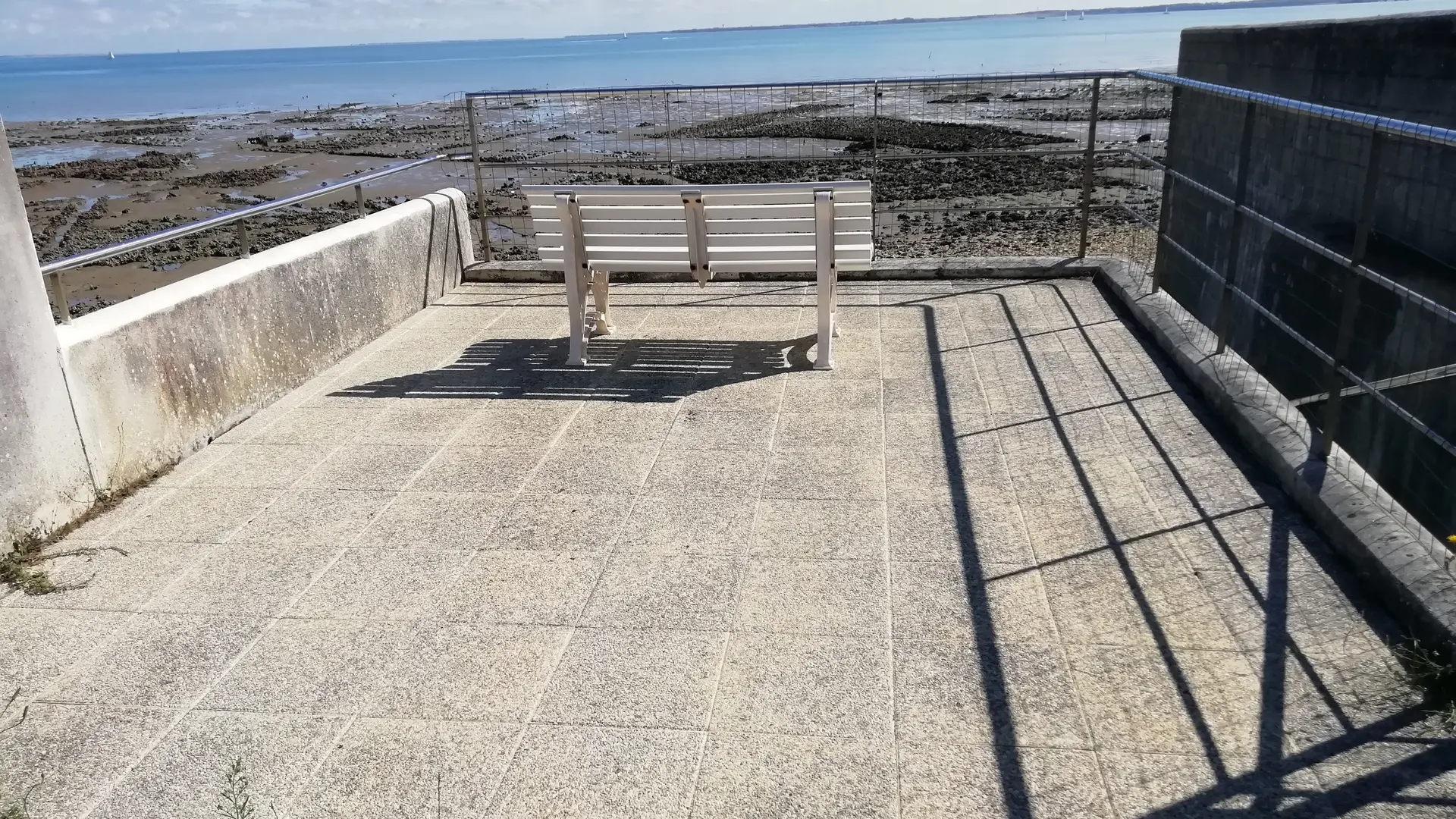 Terrasse en surplomb de l'océan