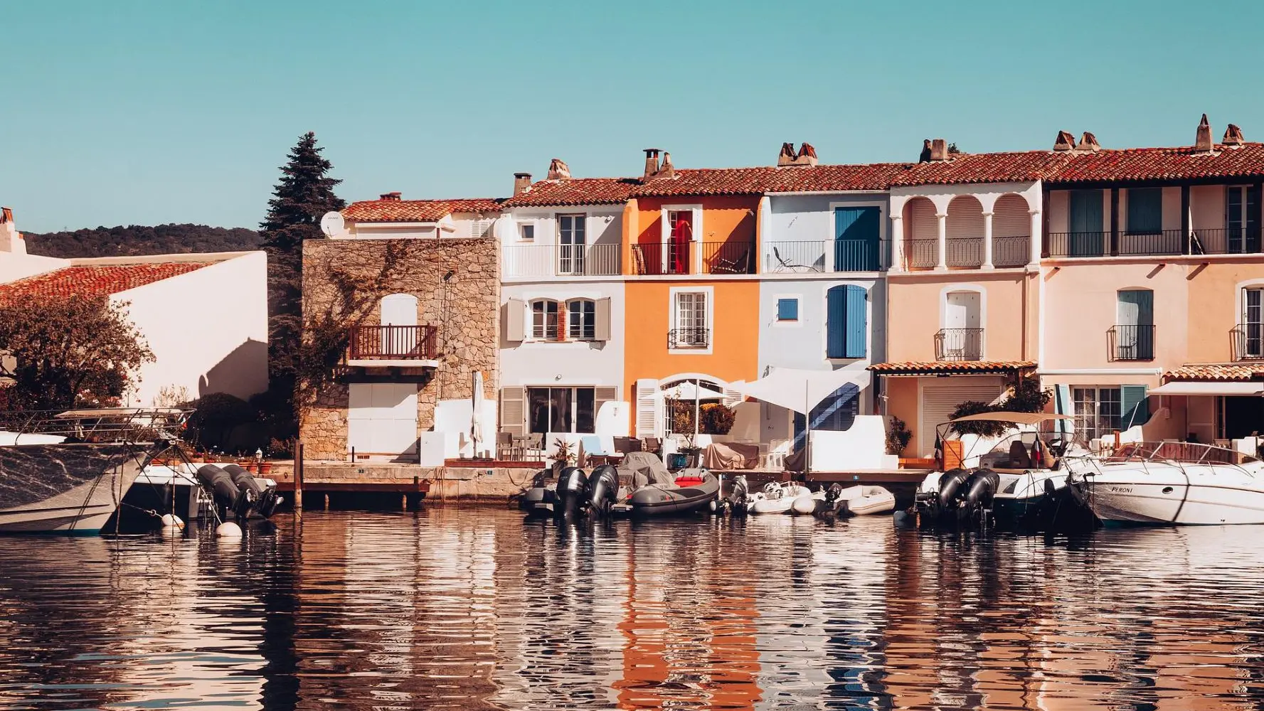 Grimaud & Port-Grimaud, du château aux canaux