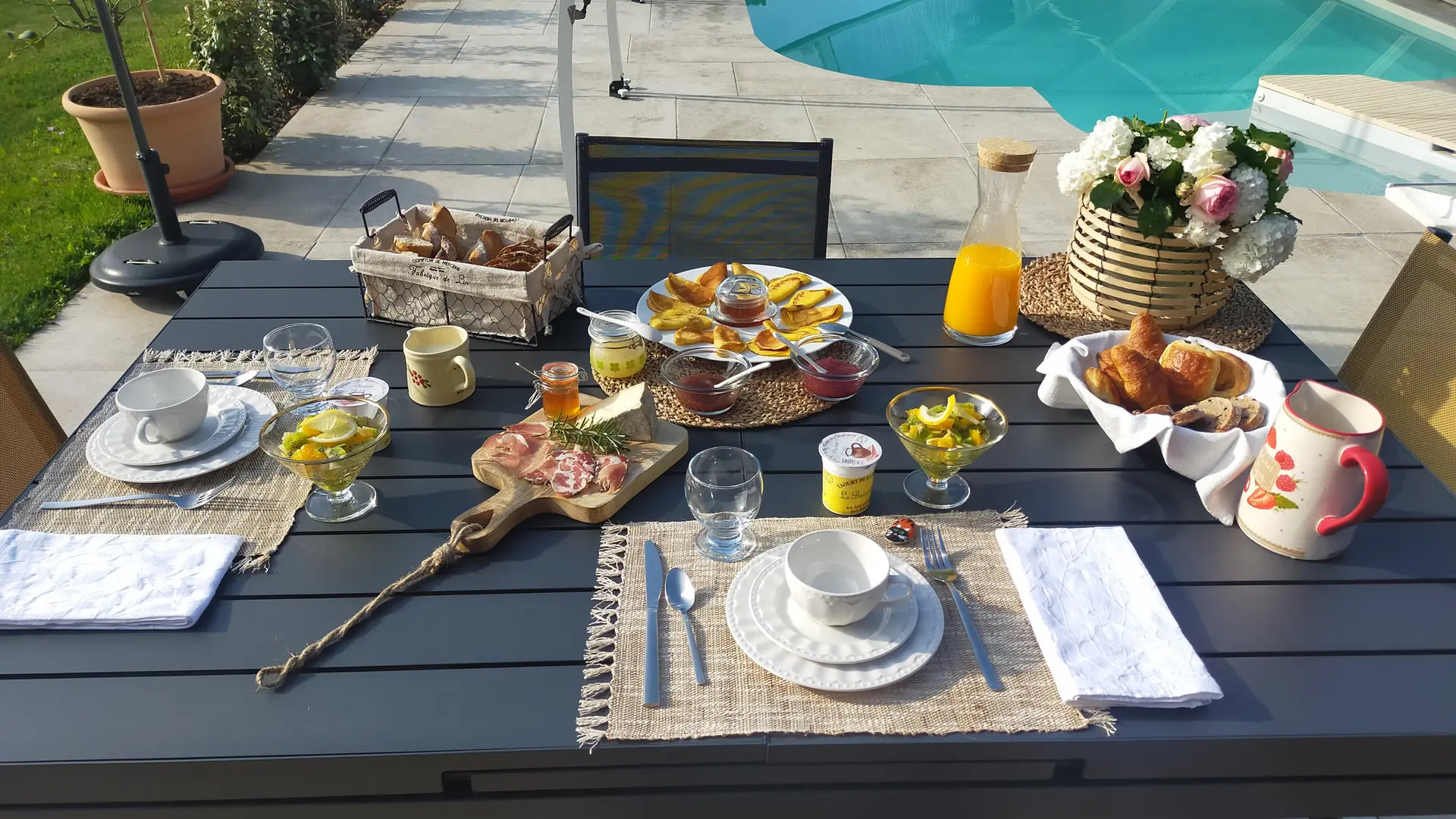 Petit déjeuner au bord de la piscine