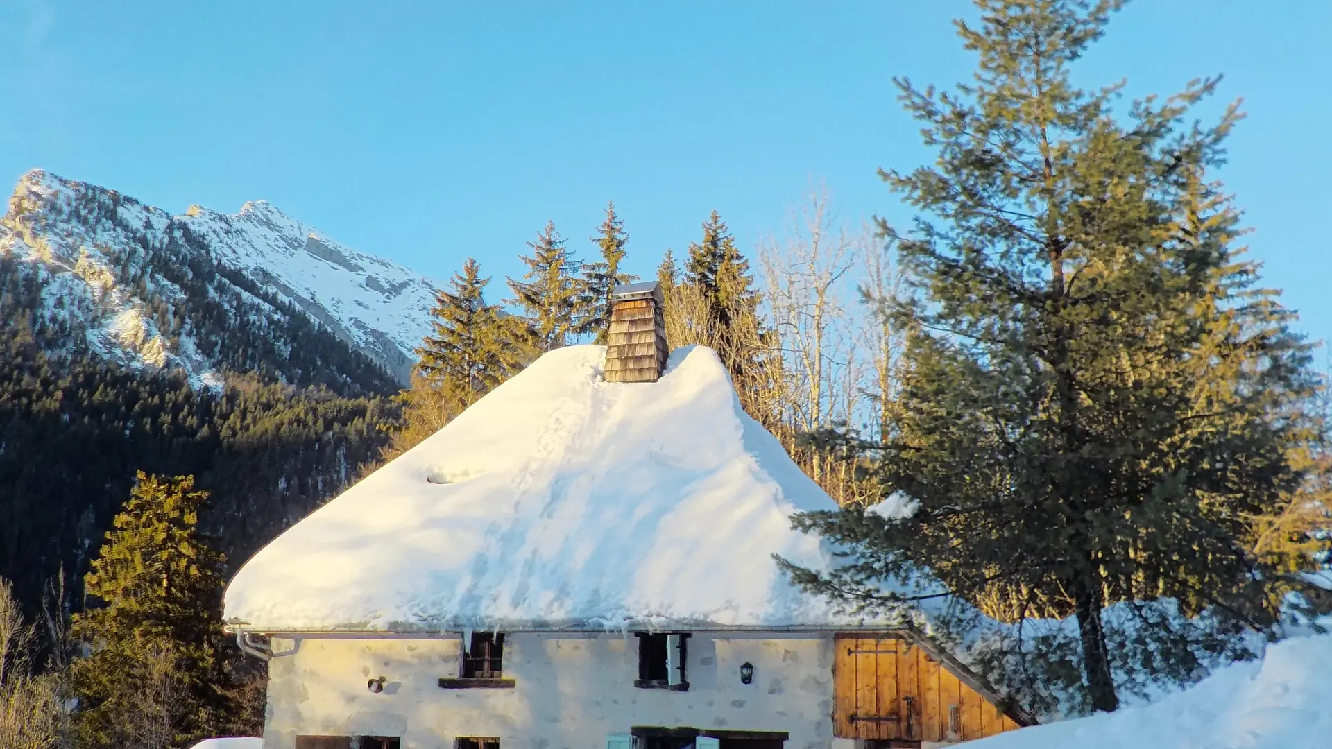 Le gîte sous la neige