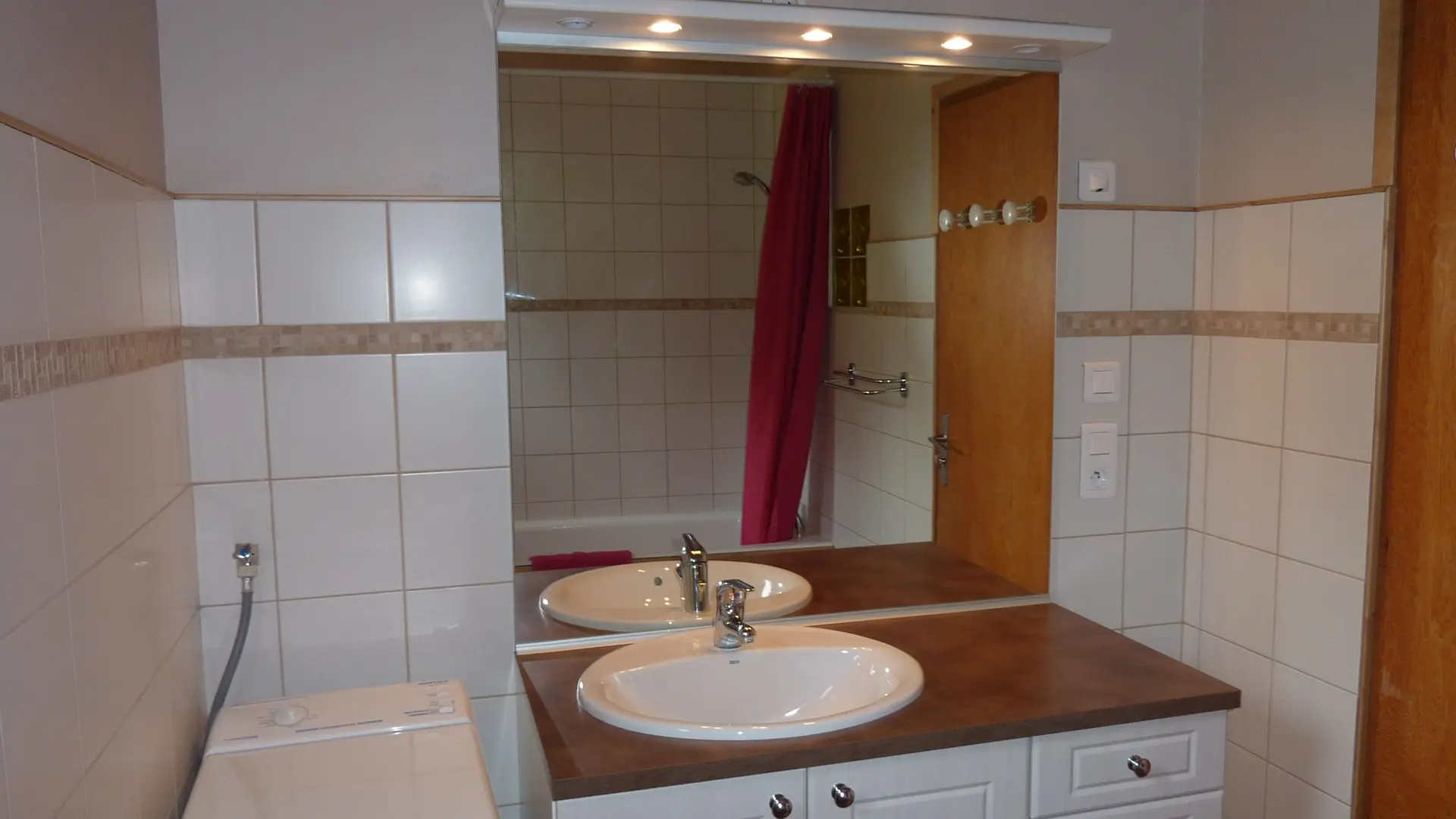 Salle de bain avec machine à laver