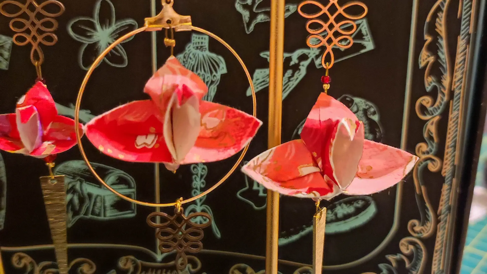 boucles d'oreilles origami orchidées asymétriques