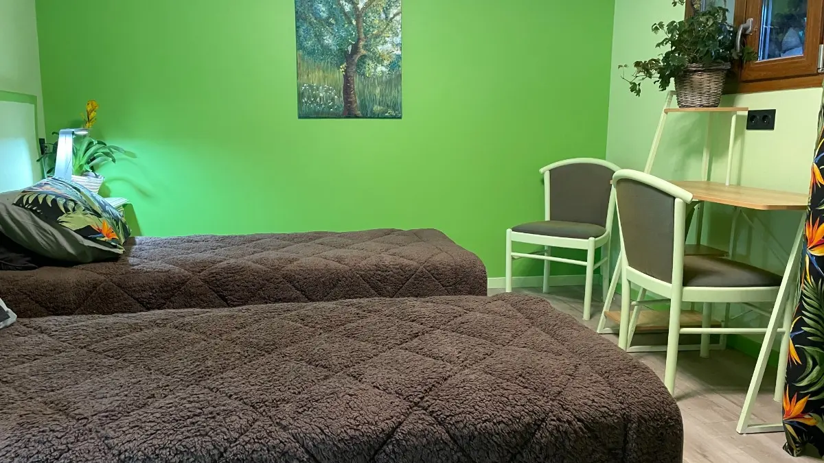 Les lits séparés dans la chambre du rez de chaussée.