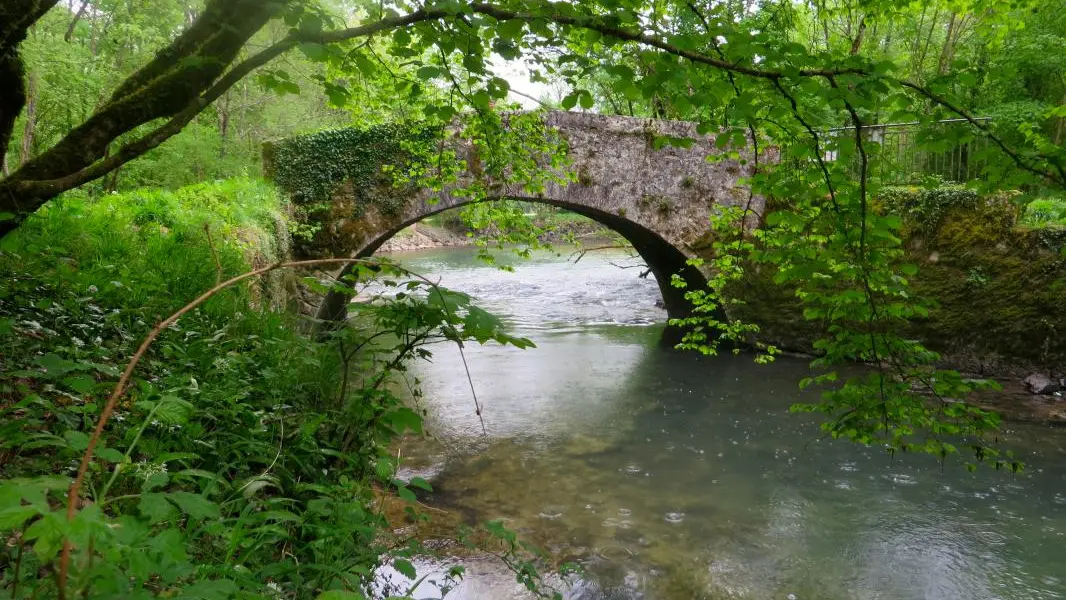 Pont sur la rivière Séran